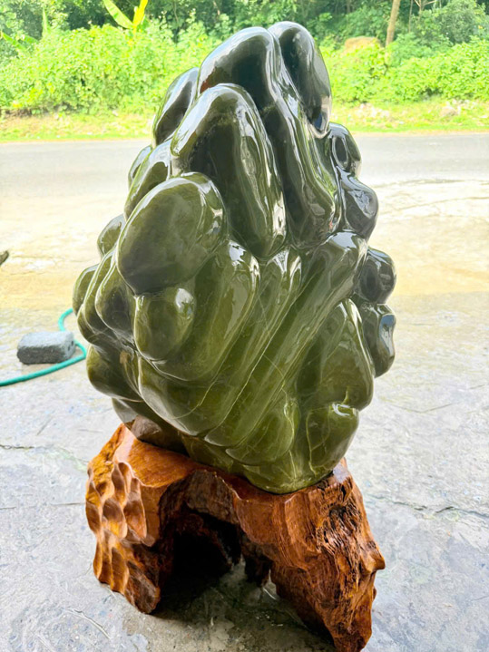 Khối đá nhọc serpentine - Tranh Đá Quý Việt Nam - Công Ty TNHH Tranh Đá Quý Việt Nam